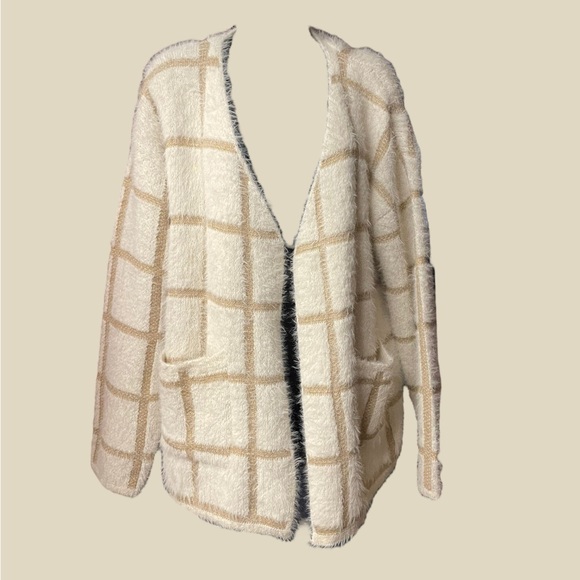 ✨TEXTURED CARDIGAN✨ - Picture 2 of 8